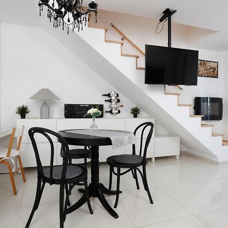 Gorgeous 2 Bedroom Duplex In City Center Bukarest Exteriör bild