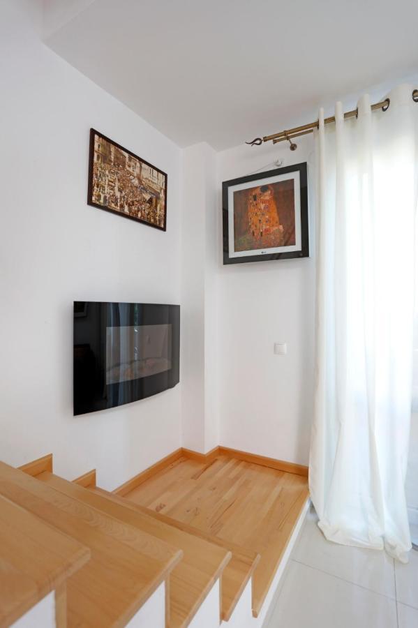 Gorgeous 2 Bedroom Duplex In City Center Bukarest Exteriör bild