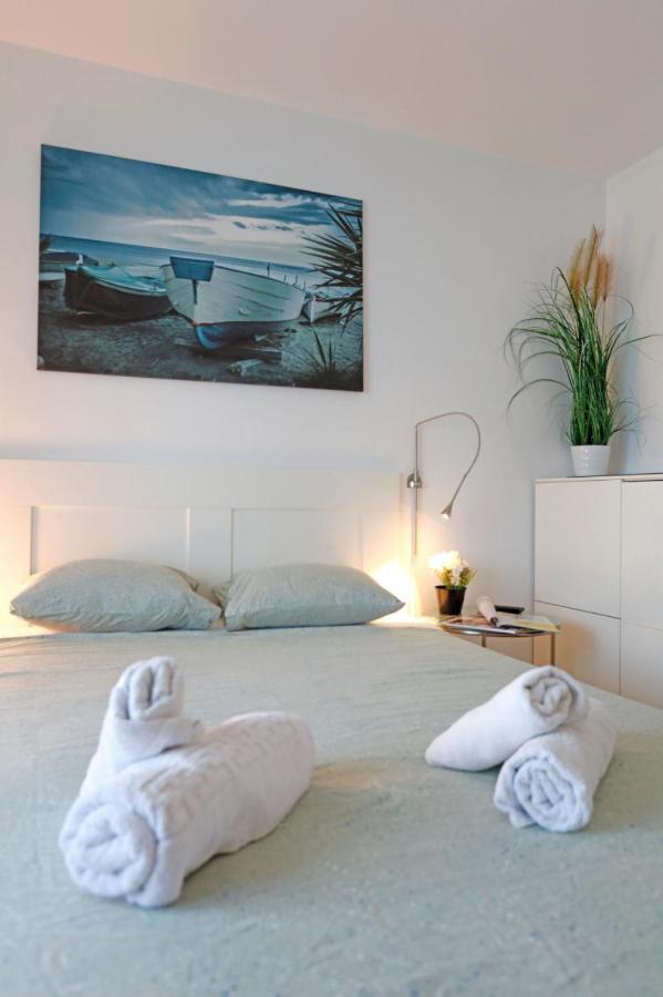 Gorgeous 2 Bedroom Duplex In City Center Bukarest Exteriör bild